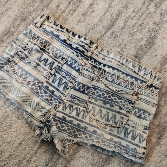 Ripped Aztec print shorts - Picture 4 of 4